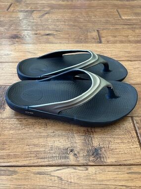 Oofos OOlala Luxe Sandals Recovery Comfort Shoes Latte Gold Black Womens Size 11